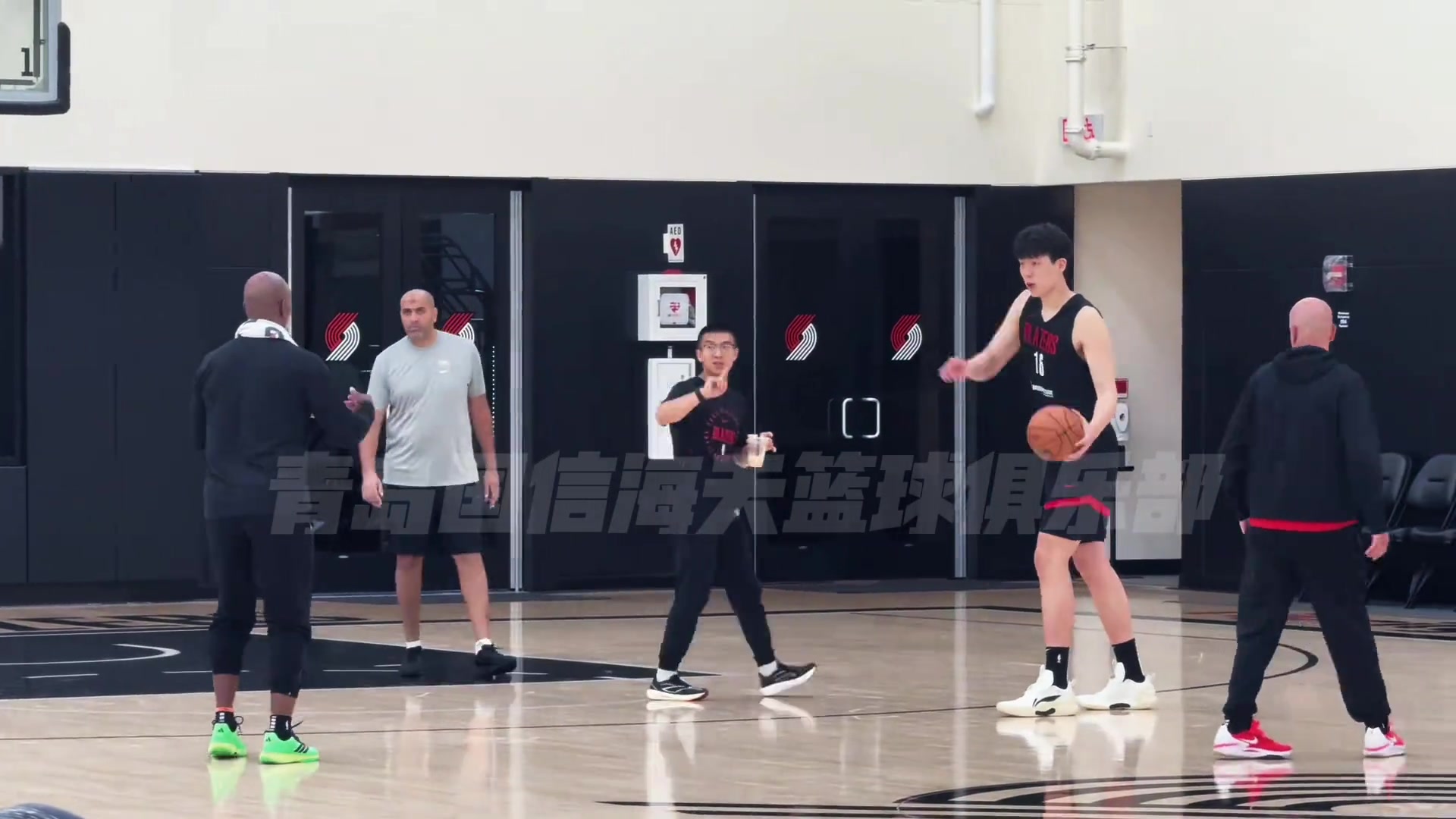 重视!杨瀚森赛后加练 比卢普斯路过亲自指导跑位⛹🏽♂️