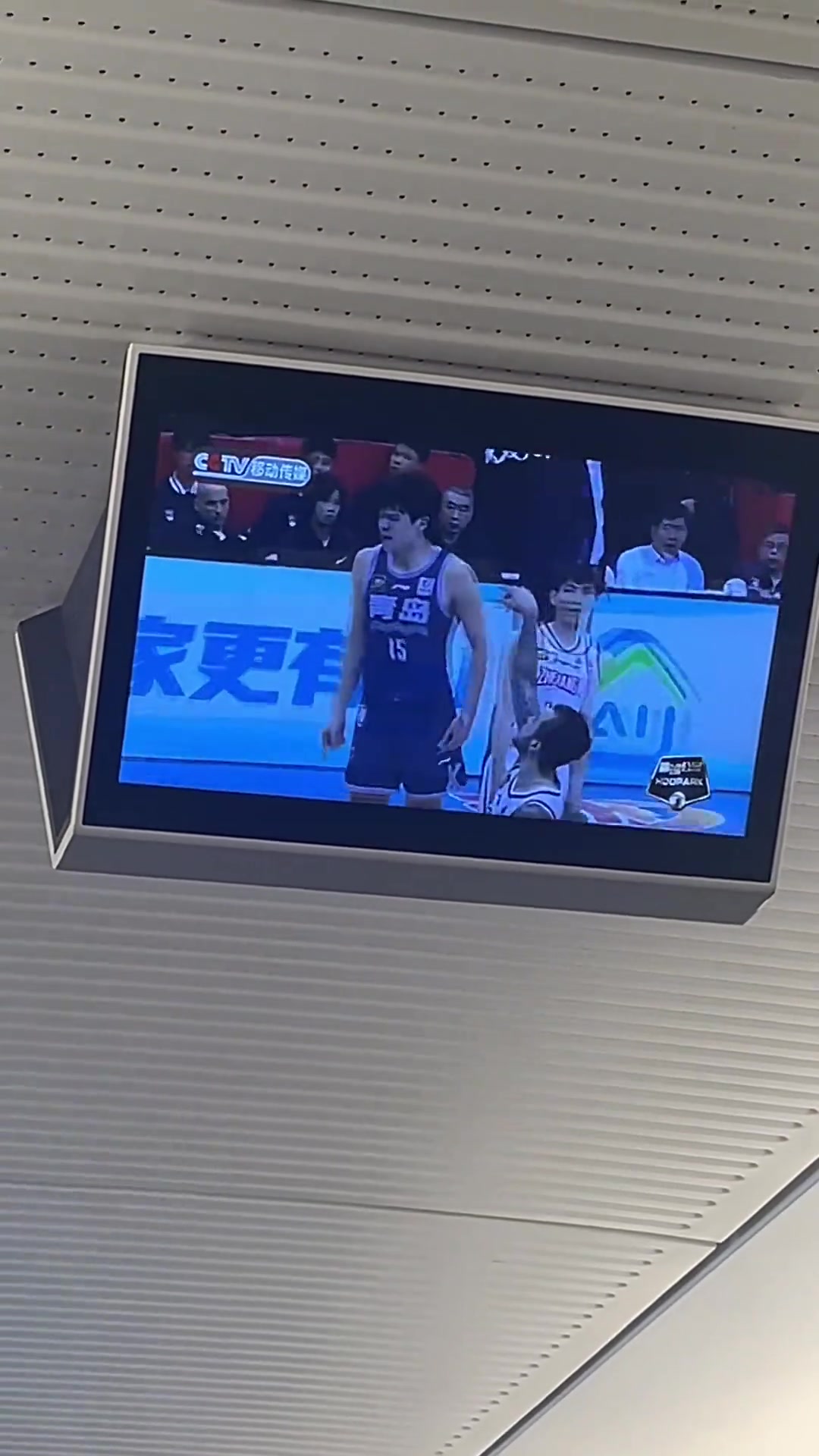 杨瀚森真的是火了,连高铁都在放他的比赛集锦😍😍😍