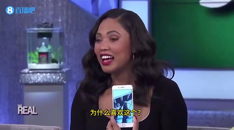 阿耶莎曾在节目中透露:库里是足控,他很迷恋我的玉足🙊