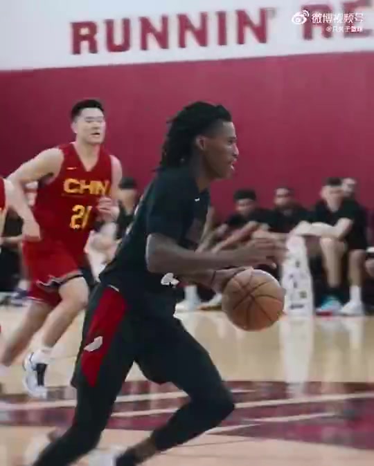 中锋位置上直接竞争对手!此前男篮热身赛,杨瀚森与克林根对抗