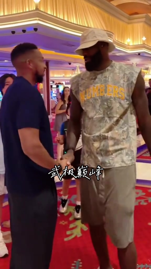 前工会主席!詹姆斯与CJ-麦科勒姆在拉斯维加斯偶遇拥抱寒暄~