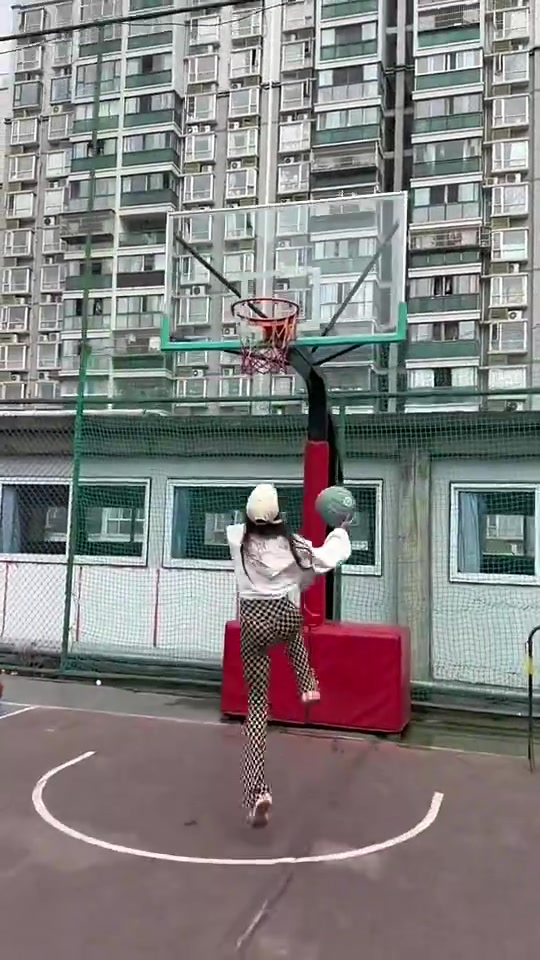 性感小姐姐这丝滑的变向+转身能秒杀多少吧友?