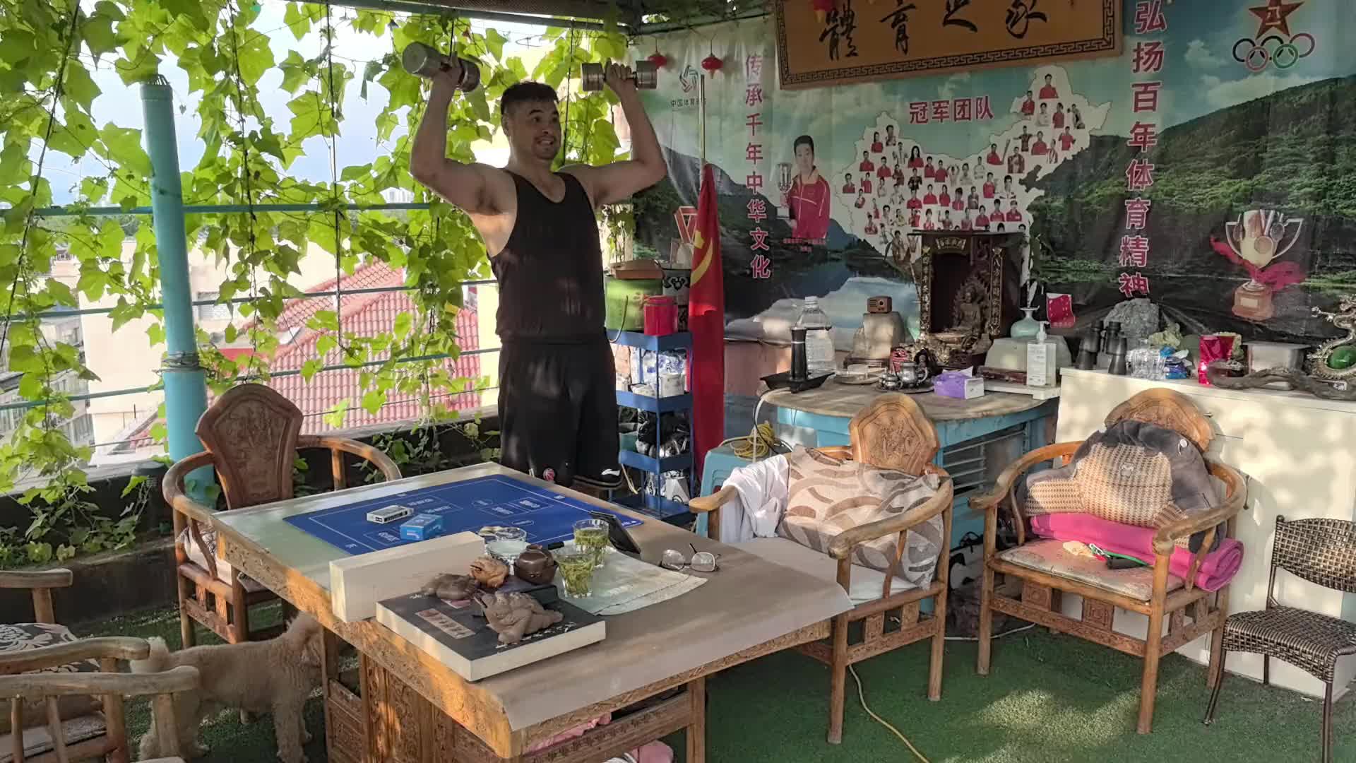 太自律了!55岁的战神刘玉栋依然保持健身