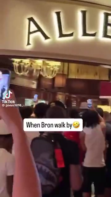 无论老詹在线上被黑的多惨,线下大家遇到该追星还是追星😂
