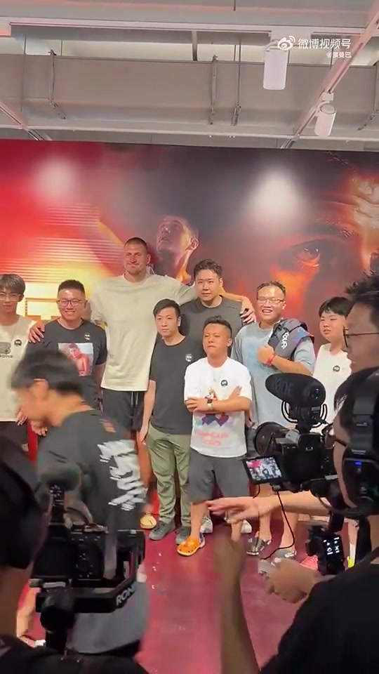 一位球迷身穿印有约基奇儿童照T恤,成功把约老师逗笑🤣