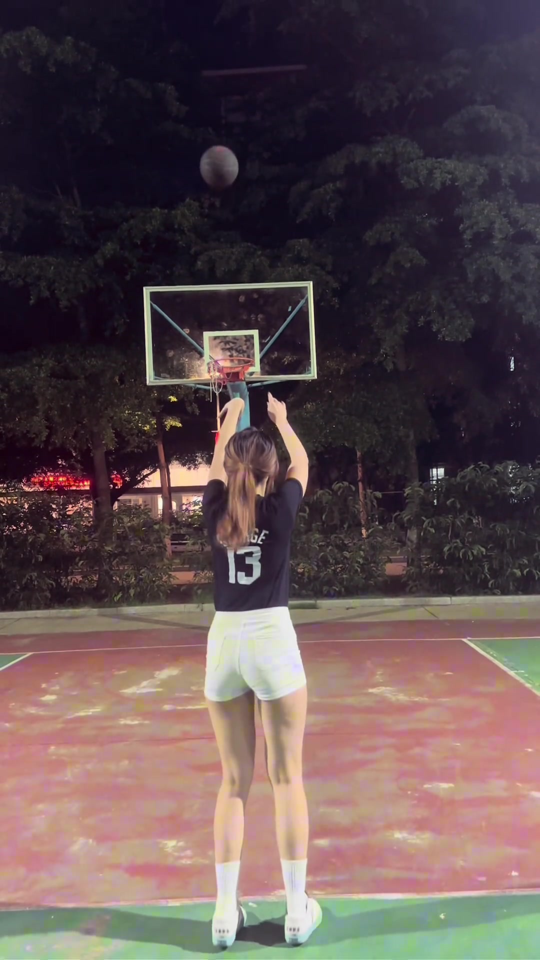 有个吧友特别喜欢这种打篮球的少女,评论给他@出来🙂