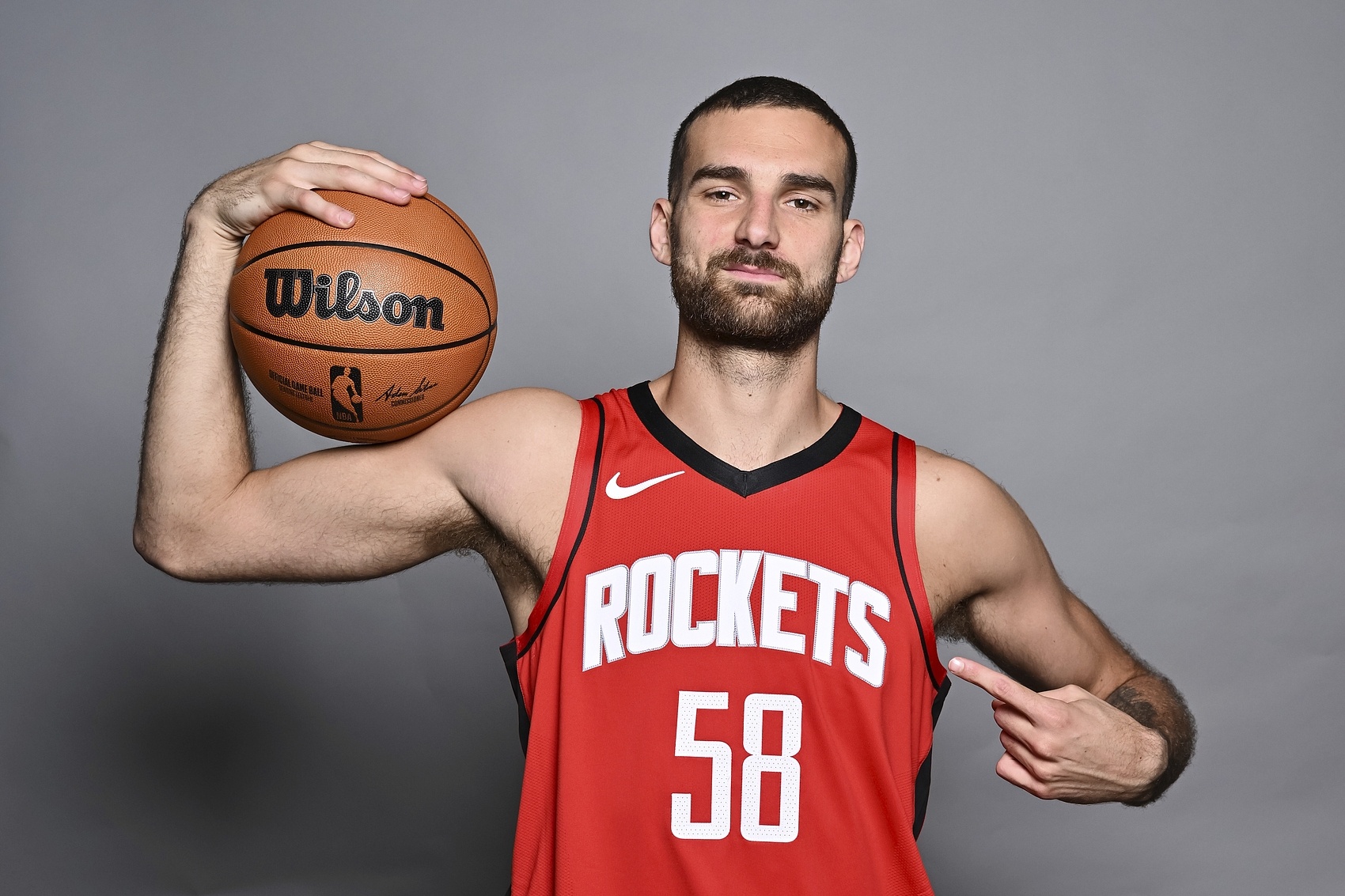 夏联三分命中率45.5%!美记:火箭旧将麦克维积极寻求留在NBA