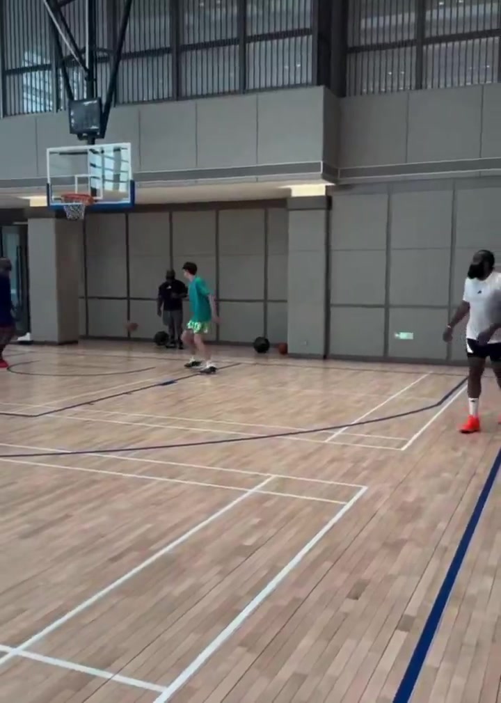 又练单脚漂移三分?哈登中国行期间不忘打磨独门绝技🏀