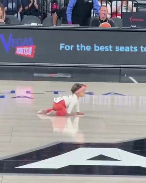 大场面选手!WNBA举办婴儿爬比赛 一宝宝“觉醒”人生第一次行走