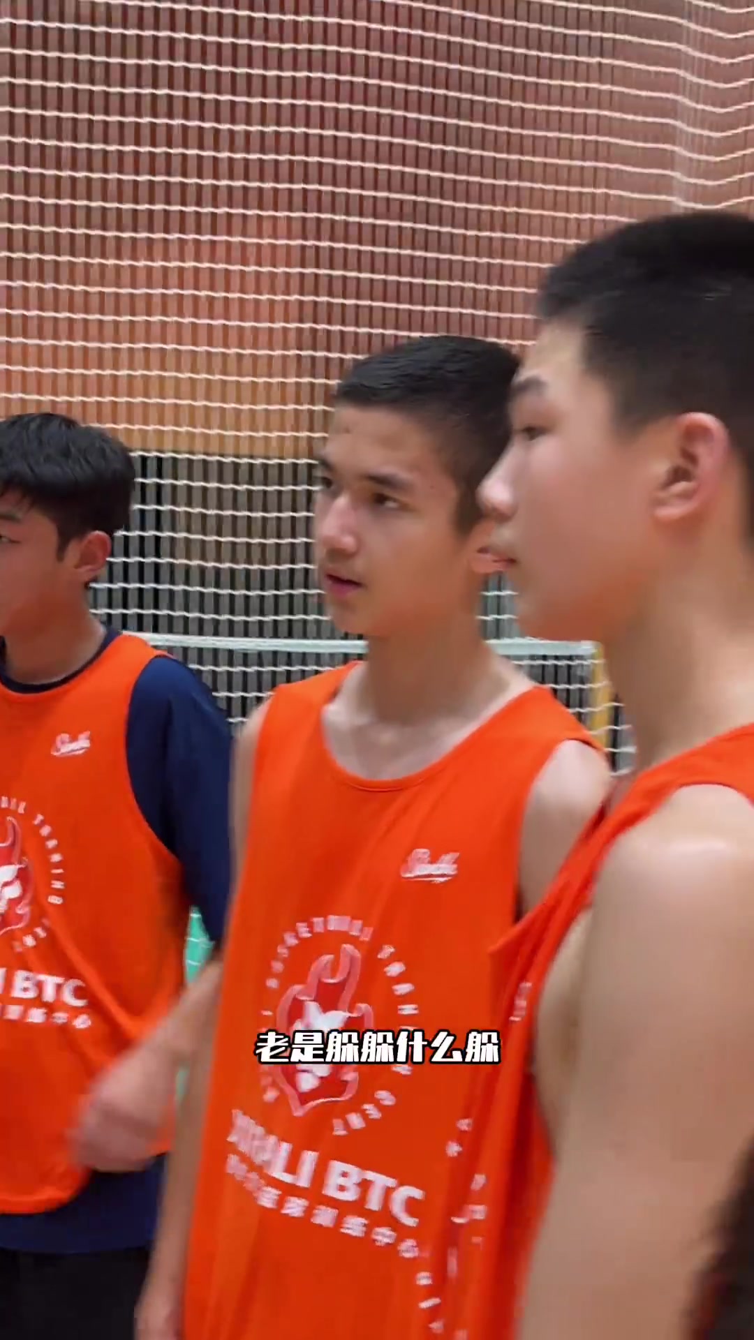 指导小球员！西热力江：怕什么对抗？篮球场敢拼敢打才是答案