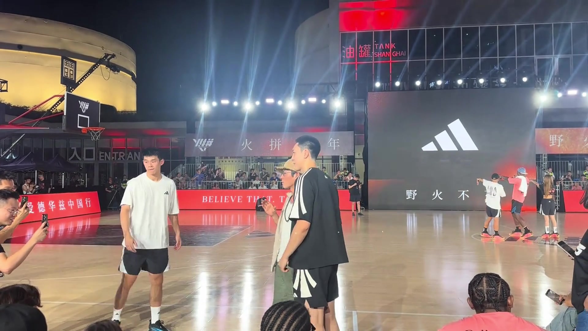 在线追星!胡明轩&林葳找陈冠希轮流合影