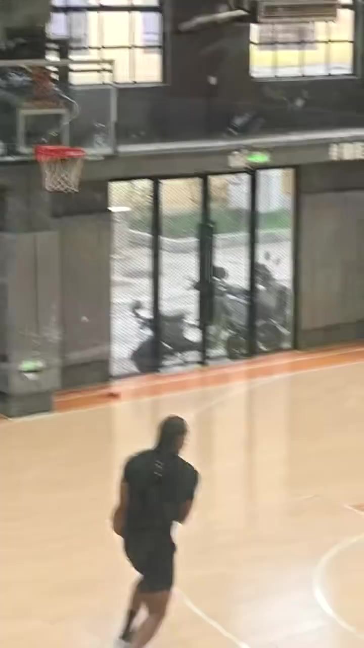 网友偶遇莱昂纳德:我也是好上了 看到小卡在广州秘密训练!
