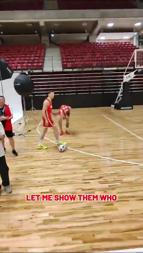 会玩!土耳其男篮训练玩起了足球 申京客串了一把门将
