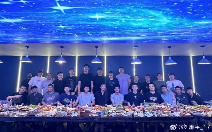 刘雁宇更博晒昔日队友合照:聚也不是开始 散也不是结束!