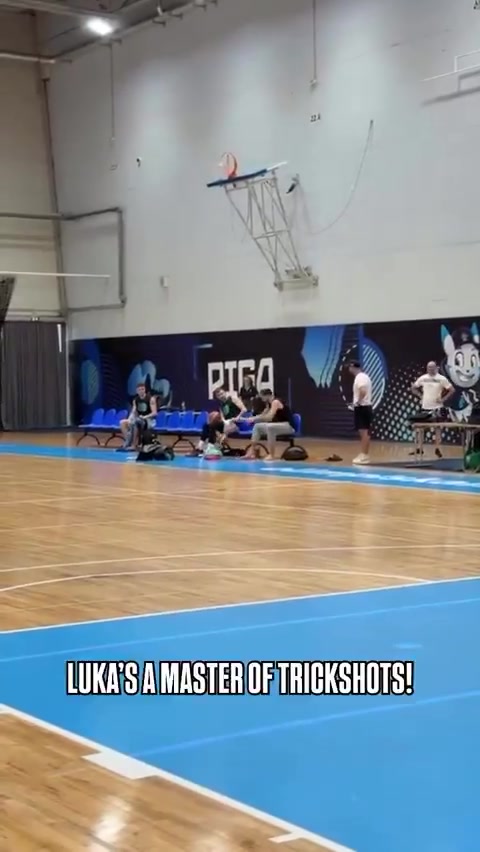 秀个狠活儿!东契奇训练场边休息 小手一抖飙进半场“坐投”