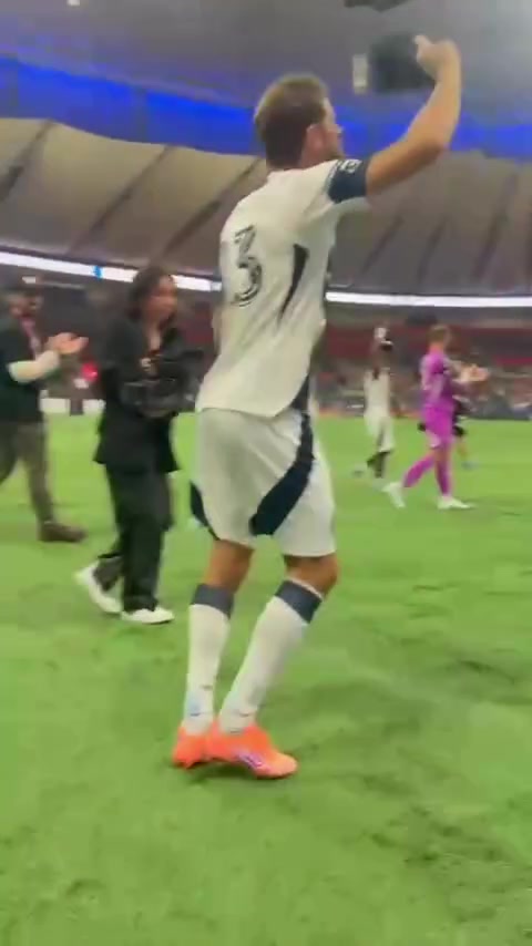 舞姿妖娆!穆勒赛后跳舞庆祝夺冠:继续狂欢🕺