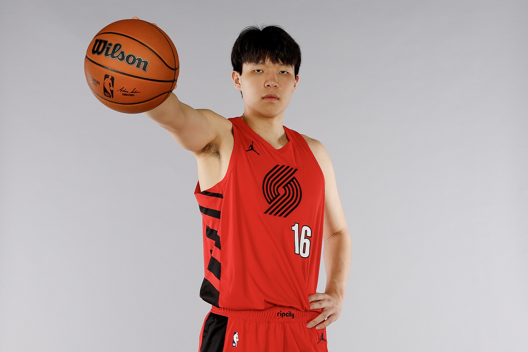 媒体人:姚明当年被老马晃倒后奋发图强 以小杨球商也能提升自己